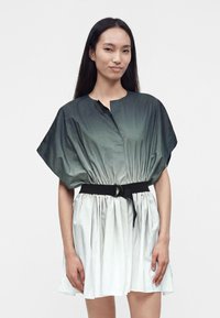 Короткое платье Короткое платье
