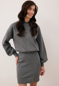 Короткое платье Короткое платье