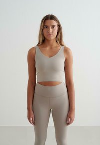 Спортивный топ Спортивный топ