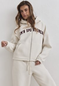 Спортивная толстовка Спортивная толстовка