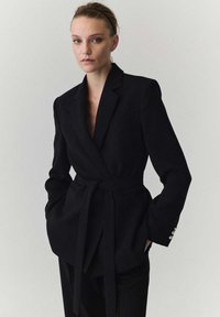 Короткое пальто