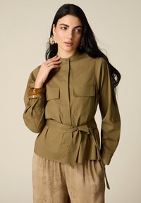 Куртка с накладнымит карманами Куртка с накладнымит карманами