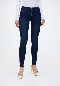 Узкие джинсы