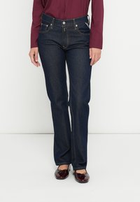 Клешеные джинсы