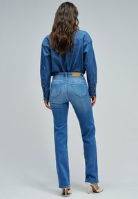 Клешеные брюки