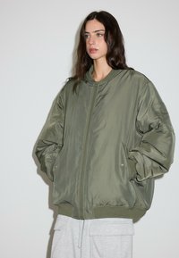 Куртка с накладнымит карманами Куртка с накладнымит карманами
