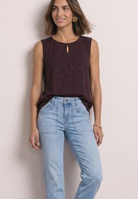 Блузка без рукавов