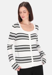 Вязаный жилет