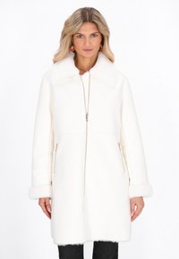 Пальто из искусственной кожи