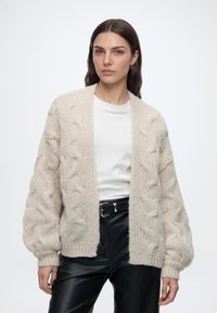 Вязаная кофта